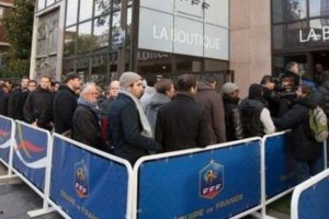 Французов в очереди за билетами на игру с Украиной угощали круассанами