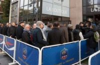 Французов в очереди за билетами на игру с Украиной угощали круассанами