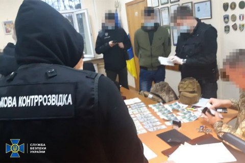 В Киевской области разоблачили руководителя военкомата, который помогал призывникам "уклоняться от армии"