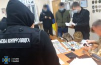 В Киевской области разоблачили руководителя военкомата, который помогал призывникам "уклоняться от армии"