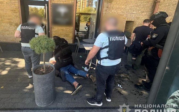 У Києві затримали підозрюваних у вимаганні неіснуючого боргу в 12 500 доларів