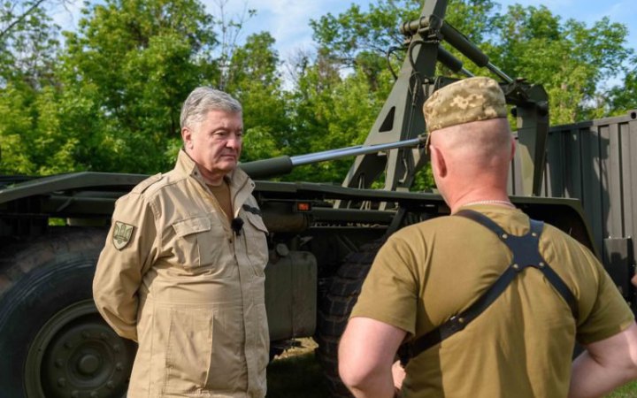 Порошенко привіз десантникам на Донеччину тягач Foden та мобільний шиномонтаж