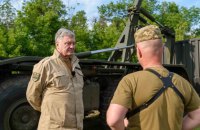 Порошенко привіз десантникам на Донеччину тягач Foden та мобільний шиномонтаж