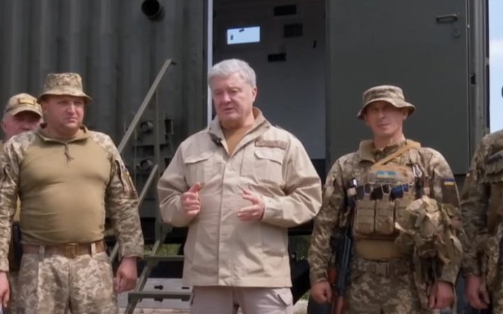 Порошенко на Донбасі закликав “припинити срачі” і зосередитись на підтримці армії