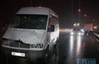 Микроавтобус сбросил пешехода с 10-метровой эстакады на юге Киева