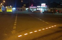 В Киеве возле ВДНХ выложили пешеходный переход LED-брусчаткой