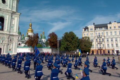 На Софийской площади в Киеве торжественно подняли флаг Украины