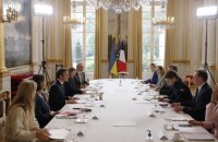 Макрон встретился с мэром Мелитополя, побывавшим в плену оккупантов