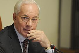 Кабмин работает в окружении внешних и внутренних дезинформаторов, - Азаров