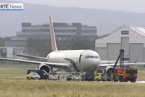 В Ирландии загорелось шасси у самолета с военными США