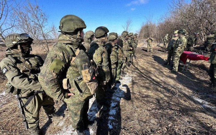 На окупованих територіях росіяни змушують чоловіків служити в армії РФ через неявку на «вибори»