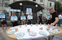 Під посольством РФ пройшла акція на честь зниклих в окупованому Криму людей 