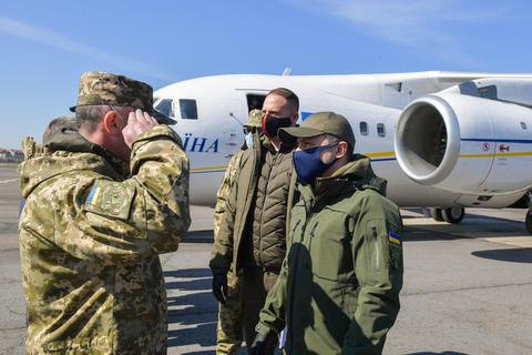Зеленский прилетел на Закарпатье