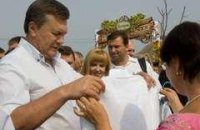 На ярмарке Янукович купил бочку для засолки огурцов