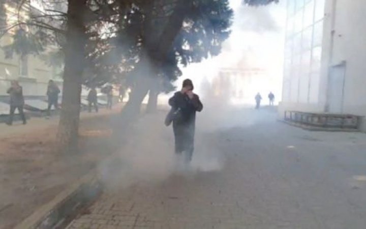 Жители Херсона снова вышли на мирный митинг, к ним применили слезоточивый газ