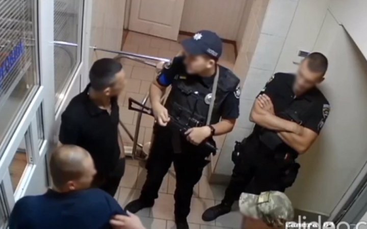 У військкоматі Чернівців побили затриманого на очах у поліцейських. Відкрито кримінальне провадження