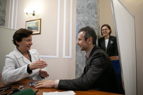 Вакарчук сделал прививку от дифтерии и подписал декларацию с семейным врачом