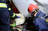 Хлопчик, якого дістали з-під завалів у Миколаєві, - помер, за день деблокували тіла ще 5 загиблих (доповнено)