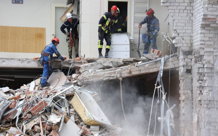На звʼязок вийшли двоє мешканців багатоповерхівки у Дніпрі, в яку вчора влучила РФ