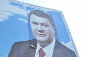 Севастополь заклеили благодарностями Януковичу