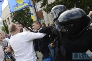 Противник языкового закона приковал себя к перилам Запорожской ОГА