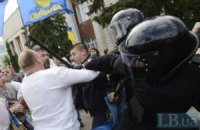 Противник языкового закона приковал себя к перилам Запорожской ОГА