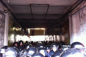 Вход в суд закрыли для депутатов и журналистов (ВИДЕО)