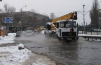 В Киеве из-за прорыва трубы затопило улицу