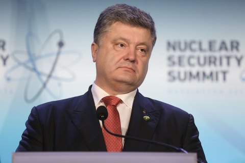 Порошенко назвал критику в NY Times частью гибридной войны
