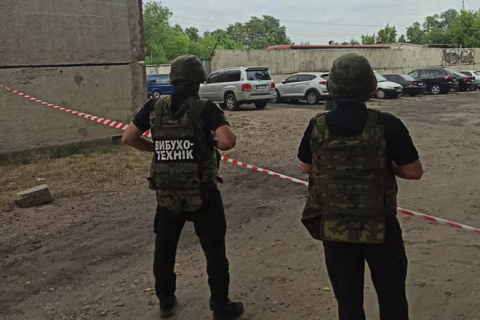 На Луганщині під службовим авто СБУ виявили саморобну бомбу, - поліція