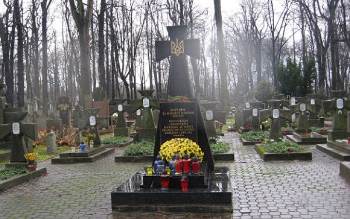 Прах до праху. Хто ще з наших героїв може бути перепохований в Україні 