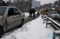 Mercedes врезался в маршрутку, вылетел на тротуар и сбил мужчину