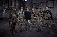 Зеленський відвідав українських захисників на Бахмутському напрямку