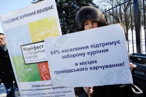 Официанты требуют от нардепов запретить курение в кафе