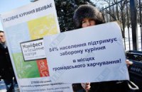 Официанты требуют от нардепов запретить курение в кафе