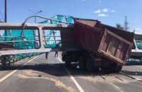 ​В России самосвал с поднятым кузовом снес пешеходный мост