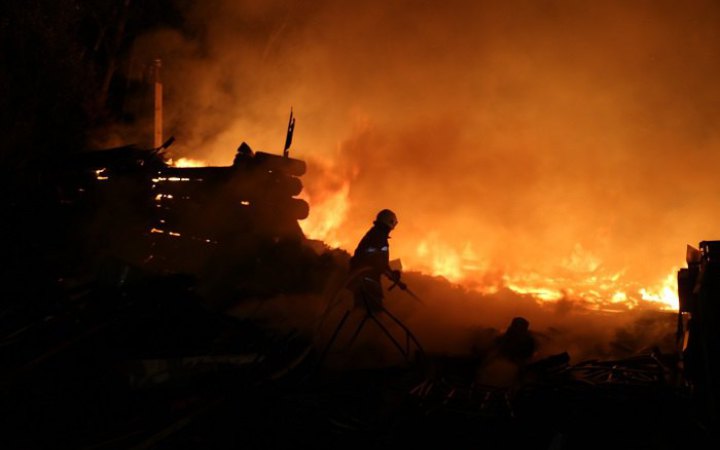 Унаслідок ворожого ракетного обстрілу Харкова виникла масштабна пожежа
