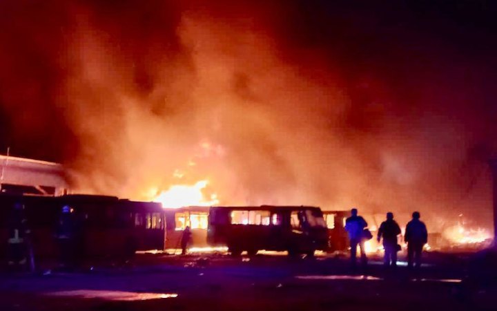Унаслідок ракетного обстрілу Дніпра знищене підприємство, пошкоджені будинки, гімназія і магазин