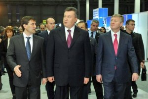 Янукович в компании Ахметова из VIP-ложи следит за футболом