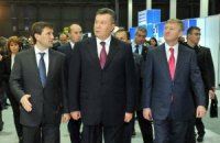 Янукович в компании Ахметова из VIP-ложи следит за футболом