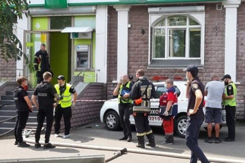 Женщину, которая с игрушечным пистолетом ограбила банк на Оболони и захватила заложницу, признали вменяемой
