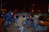 На Героев Днепра в толпу протестующих въехала легковая машина (добавлены фото)