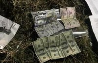 Во Львове патрульный задержан при получении $1200 взятки за возврат водительских прав