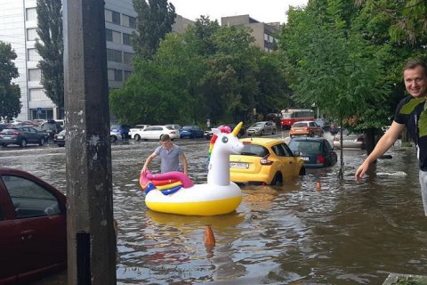 В Киеве после ливня подтопило несколько улиц и станцию метро "Дорогожичи"