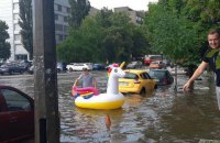 В Киеве после ливня подтопило несколько улиц и станцию метро "Дорогожичи"