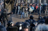 Мітингувальники прогнали "тітушків" від Маріїнського парку