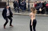 Активистки Femen разделись возле Елисейского дворца