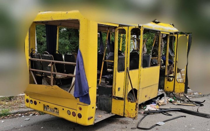 Ворог знову вдарив по маршрутці в центрі Херсона, є постраждалі (доповнено)