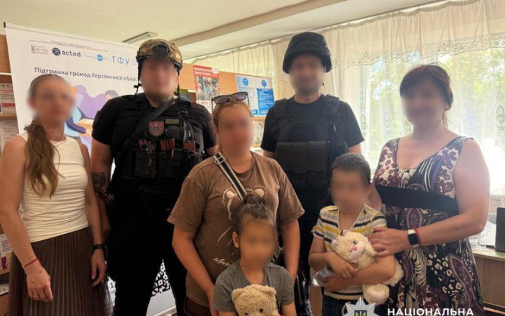 Із зони обов'язкової евакуації в Херсоні вивезли жінку з двома дітьми