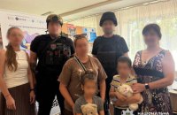 Із зони обов'язкової евакуації в Херсоні вивезли жінку з двома дітьми